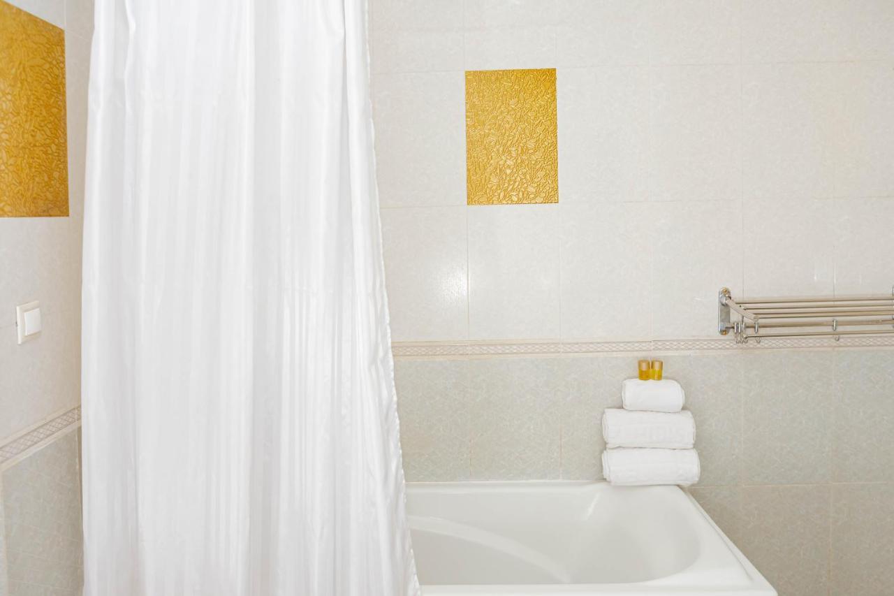 Hotel Hibiscus Louis ลิเบรอวิลล์ ภายนอก รูปภาพ
