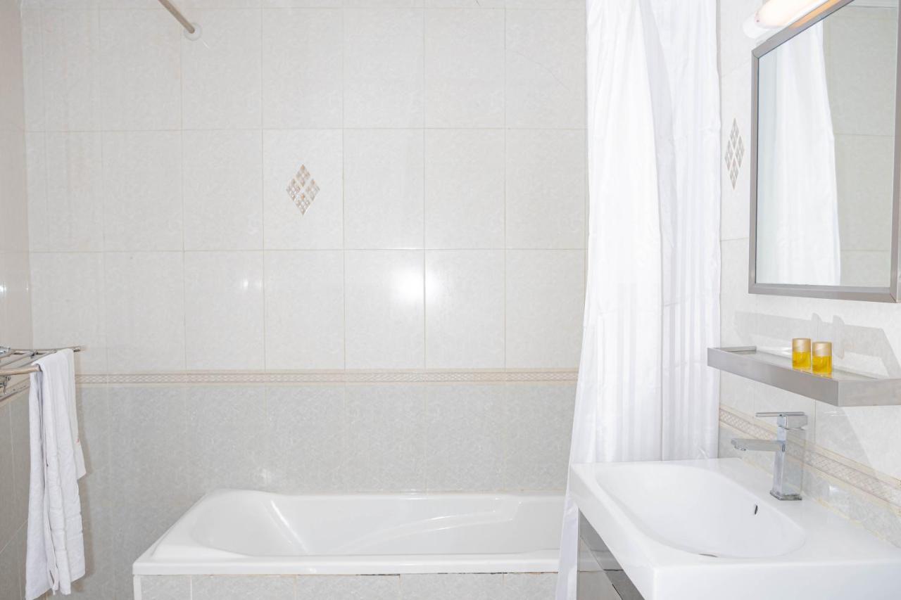 Hotel Hibiscus Louis ลิเบรอวิลล์ ภายนอก รูปภาพ